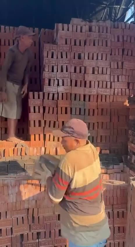 Penataan bata merah Mojokerto agar tidak rusak di lokasi proyek
