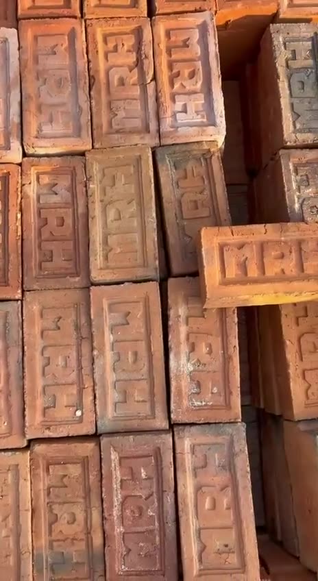 Permukaan bata merah Mojokerto yang bisa dipakai untuk dinding ekspos