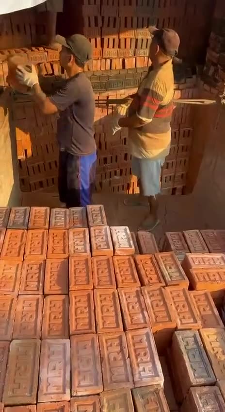 Bata merah MRH Mojokerto siap dimuat untuk pengiriman ke luar kota